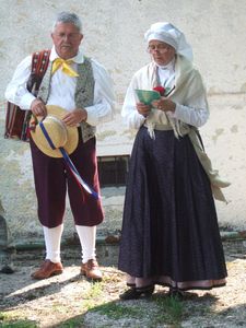 Pripoveduje Neva Husu iz Banov na Krasu, ob njej godec Rado Andolšek (D855)
