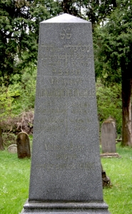 Itt nyugszik
<br />Klein Jakabné
<br />szül. Lichtenstein Anna
<br />megh. 1892 évi april hó 11én.
<br />
<br />Klein Jakab
<br />meghalt 1896 évi majus hó 25én.
<br />
<br />Áldás és béke lengyen draga poraik fölött!