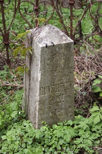 Günsberger Erzse
<br />szül. 1873 jan. 10.
<br />megh. 1879 febr. 22.
<br />
<br />Günsberger Tivadar
<br />szül. 1871 nov. 15
<br />megh. 1879 jan. 18