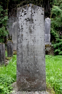 Itt nyugszik
<br />Matterdorfer Adolfné
<br />szül. Wolf Ilka
<br />élt 33 évet
<br />megh. 1898 nov. 28.
<br />
<br />Beke lengjen hamram