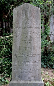 Itt nyugszik
<br />Wajder Jakabné
<br />születt Graf Lotti
<br />meghalt 10 évi özvegység utan 1898 nov. 8.
<br />életének 80 évében
<br />
<br />Béke hamvaira!