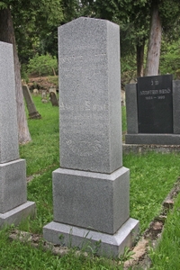Itt nyugszik
<br />Arnstein Simonné
<br />született Feiglstock Terezia
<br />elhunyt 1892 évi junius hó 7én
<br />életének 64ik évében
<br />
<br />Béke hamvaidra !