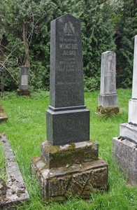Itt nyugszik
<br />Weinstingl Juliska
<br />született1895. január 1.
<br />1912. januar 20.
<br />
<br />Béke hamvaira!