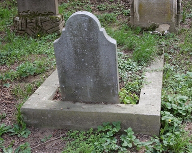 Löbl József
<br />meghalt 1887 april 17
<br />életének 56.
<br />boldog házassága 26 évében
<br />
<br />Béke hamvaira!