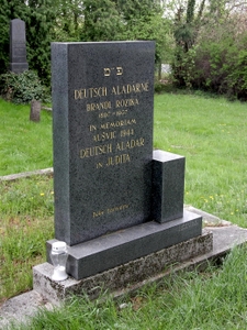 Deutsch Aladárné
<br />Brandl Rozika
<br />1897-1937
<br />
<br />In memoriam Aušvic 1944
<br />Deutsch Aladar
<br />in Judita
<br />
<br />Béké Hamvaira