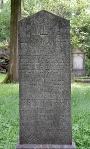 Itt nyugszik
<br />Itt testver
<br />Herzer Móricz
<br />született 1843 marczius hó 8kán
<br />meghalt 1868 november hó 26án
<br />
<br />Herzer Betti
<br />született 1851 junius hó 27kén
<br />meghalt 1869 februar hó 25kén
<br />
<br />Béke hamvaikra!