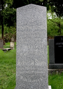 Itt nyugszik
<br />Arnstein Simon
<br />elhunyt 1900 évi november hó 18
<br />életének 71ik évében
<br />
<br />Béke hamvaira !