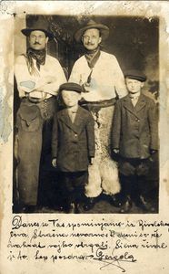 Slovenski lovci na bivole iz okolice Ptuja. »Življenje imamo dobro, le košta je slaba, ker prekleti Bivoli so stari in žilavi. Srčne pozdrave na vse znance, od Amerikanskih Prlekov« 1914 (Chicago, Illinois).