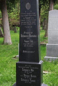 Itt nyugszik
<br />Schwarcz Bernátné
<br />szül: Singer Juli
<br />megh. 1904 szept. 5.
<br />élte 63. évében.
<br />
<br />Béke poraira!
<br />
<br />1944-ben Mártirhalált haltak Auschwitzban
<br />Schwarcz Mór
<br />élt 82 évet
<br />
<br />neje
<br />szül. Strausz Katalin
<br />élt 76 évet
<br />
<br />Schwarcz Tamás
<br />élt 8 évet