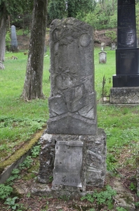 Flesch Sándor
<br />1887-1913
<br />
<br />Szüloid és teshereid forro szerettet zokogo kevellet kisertektegen a sirig, az oroklét kapujaig, orok szeretetok orei emlekedet. Legyen álmod nyugodalmas haborita.
<br />Béke lengjen porod föllött.