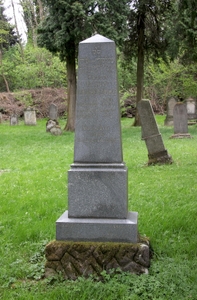 Itt nyugszik
<br />Klein Jakabné
<br />szül. Lichtenstein Anna
<br />megh. 1892 évi april hó 11én.
<br />
<br />Klein Jakab
<br />meghalt 1896 évi majus hó 25én.
<br />
<br />Áldás és béke lengyen draga poraik fölött!
