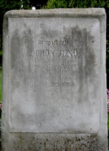 Itt nyugszik
<br />Schön Jenő
<br />szül. 1889 majus 6
<br />megh. 1936 auguszt. 9
<br />
<br />Béke hamvaira!