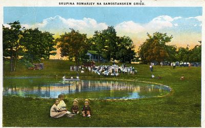 Skupina romarjev na samostanskem griču v Lemontu, Illinois. Kraj so imenovali »ameriške Brezje«.